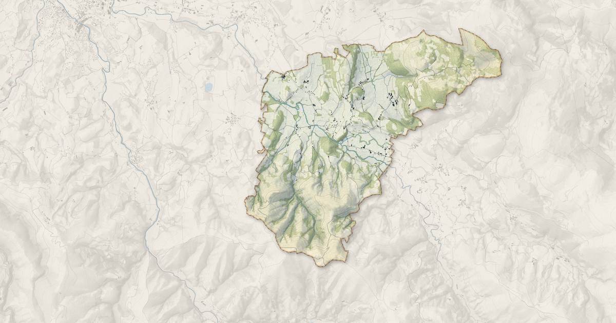 Portrait cartographique de Ahaxe-Alciette-Bascassan : relief, eau, forêts, bâti et voies, calculés à partir des données de l'IGN