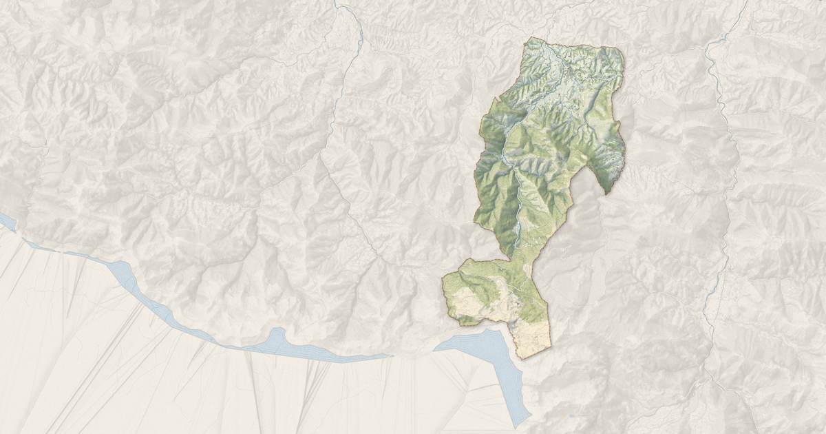 Portrait cartographique de Arette : relief, eau, forêts, bâti et voies, calculés à partir des données de l'IGN