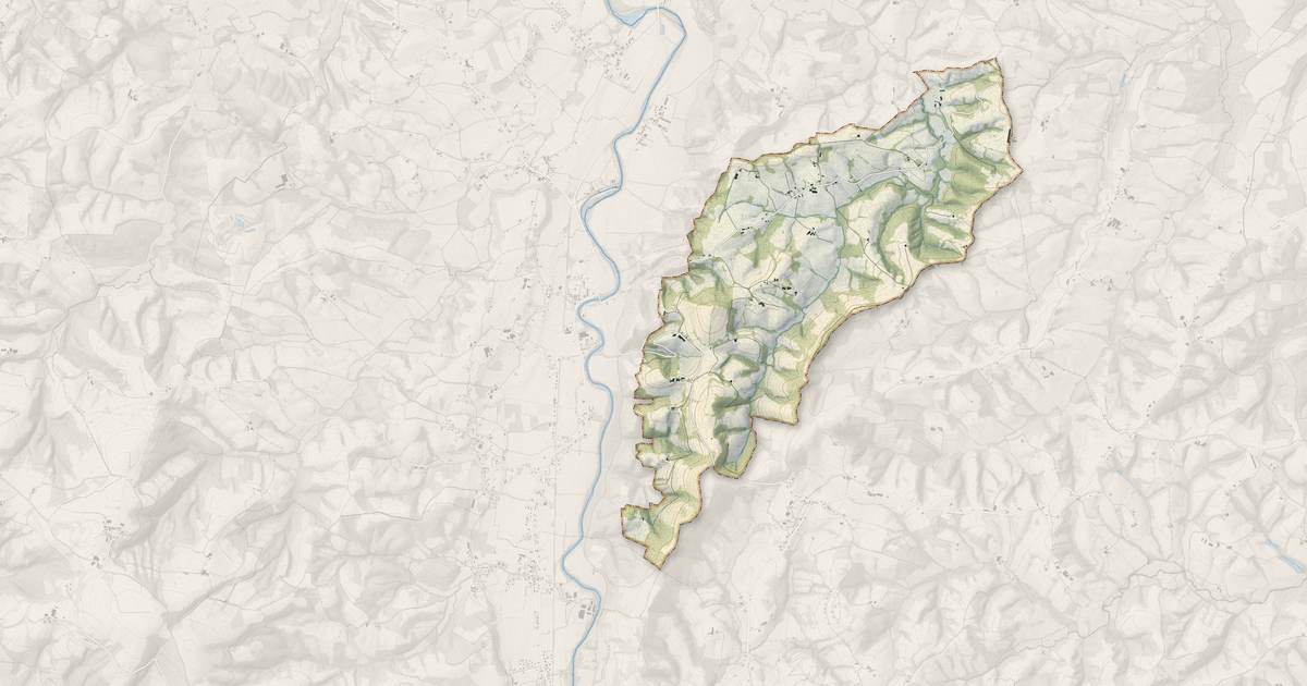 Portrait cartographique de Arrast-Larrebieu : relief, eau, forêts, bâti et voies, calculés à partir des données de l'IGN