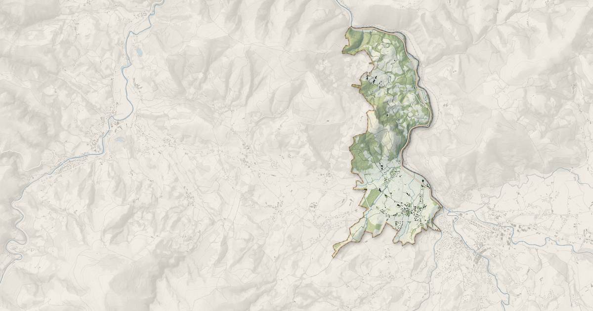Portrait cartographique de Ascarat : relief, eau, forêts, bâti et voies, calculés à partir des données de l'IGN