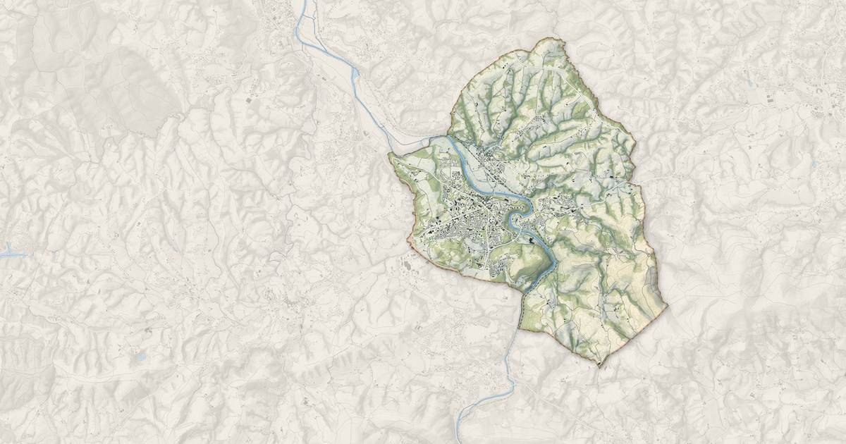Portrait cartographique de Cambo-les-Bains : relief, eau, forêts, bâti et voies, calculés à partir des données de l'IGN