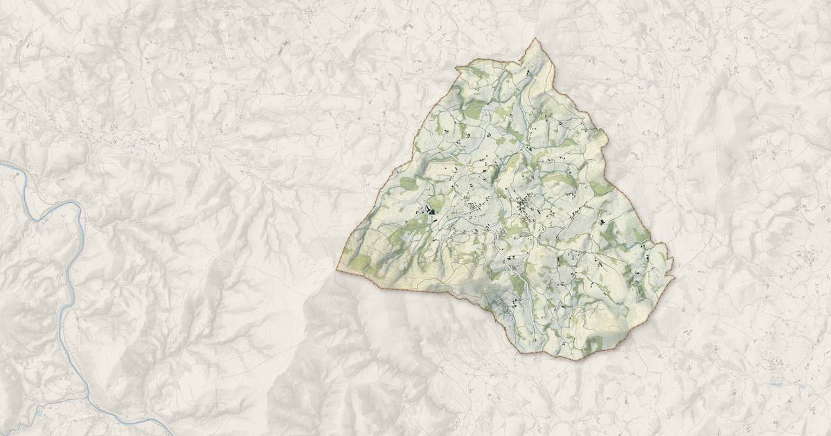 Portrait cartographique de Hélette : relief, eau, forêts, bâti et voies, calculés à partir des données de l'IGN