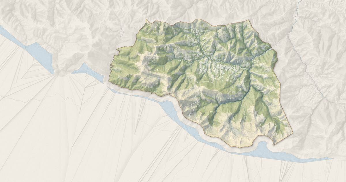 Portrait cartographique de Larrau : relief, eau, forêts, bâti et voies, calculés à partir des données de l'IGN