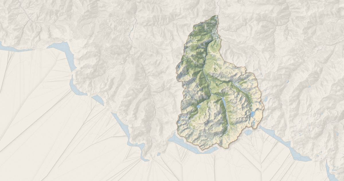 Portrait cartographique de Laruns : relief, eau, forêts, bâti et voies, calculés à partir des données de l'IGN