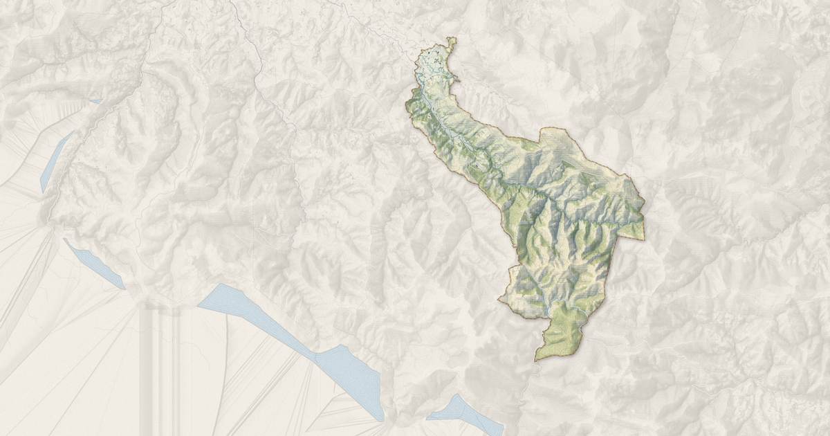Portrait cartographique de Mendive : relief, eau, forêts, bâti et voies, calculés à partir des données de l'IGN