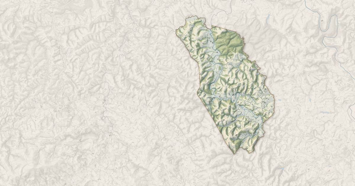 Portrait cartographique de Orègue : relief, eau, forêts, bâti et voies, calculés à partir des données de l'IGN
