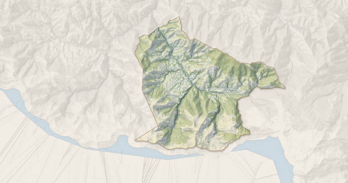 Portrait cartographique de Sainte-Engrâce : relief, eau, forêts, bâti et voies, calculés à partir des données de l'IGN