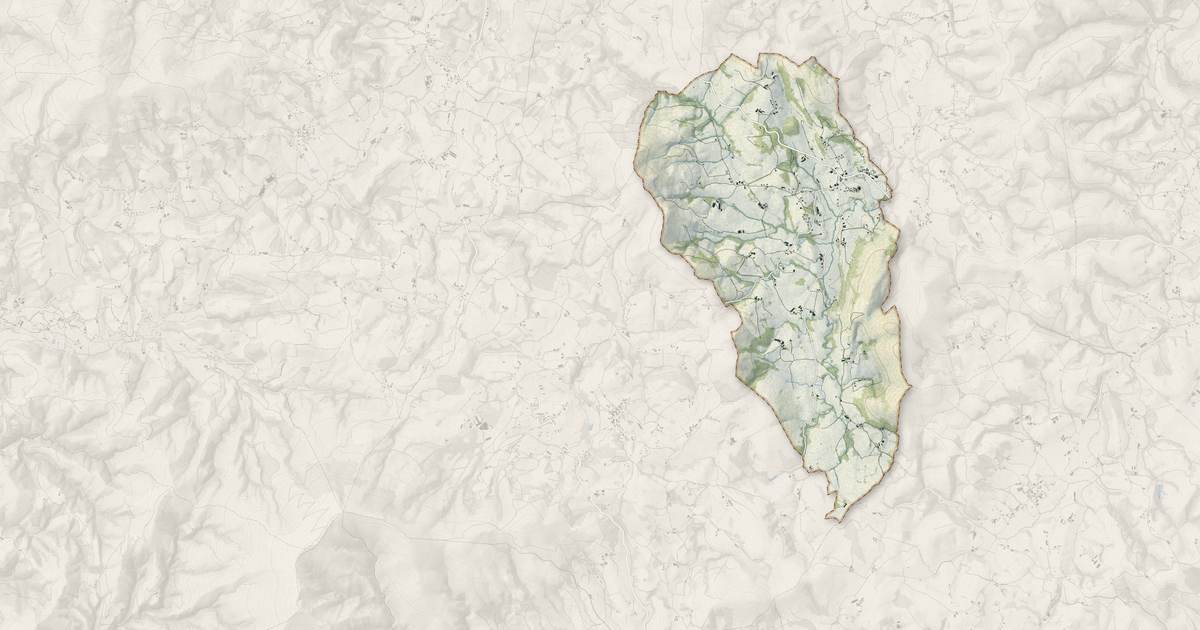 Portrait cartographique de Saint-Esteben : relief, eau, forêts, bâti et voies, calculés à partir des données de l'IGN