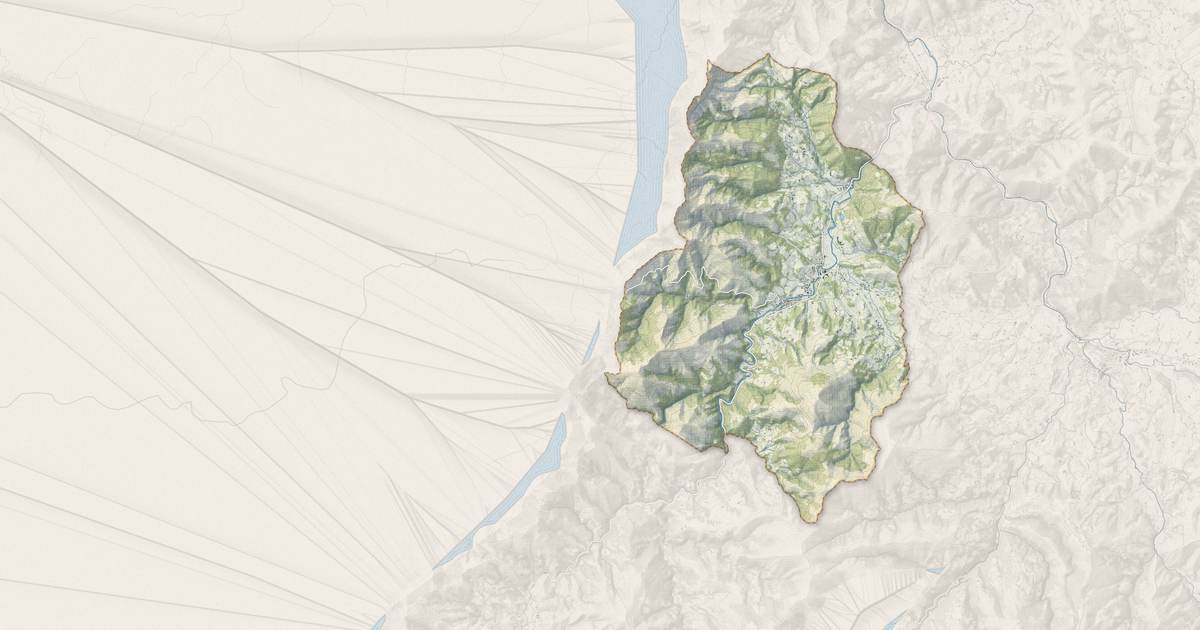 Portrait cartographique de Saint-Étienne-de-Baïgorry : relief, eau, forêts, bâti et voies, calculés à partir des données de l'IGN