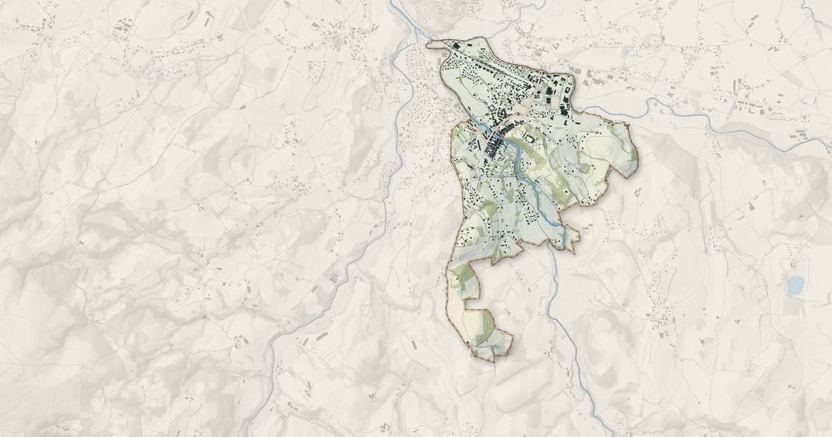 Portrait cartographique de Saint-Jean-Pied-de-Port : relief, eau, forêts, bâti et voies, calculés à partir des données de l'IGN