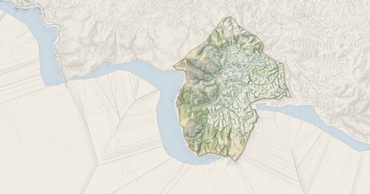 Portrait cartographique de Sare : relief, eau, forêts, bâti et voies, calculés à partir des données de l'IGN
