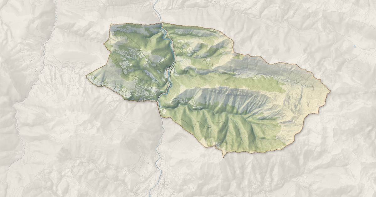 Portrait cartographique de Sarrance : relief, eau, forêts, bâti et voies, calculés à partir des données de l'IGN