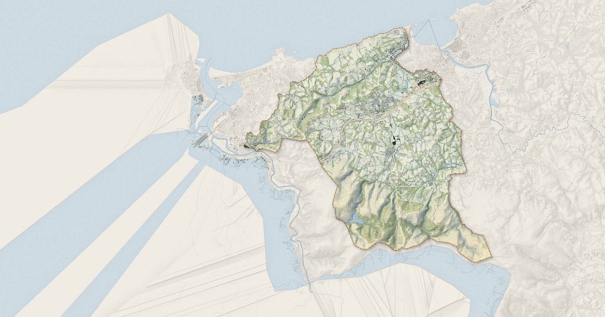 Portrait cartographique de Urrugne : relief, eau, forêts, bâti et voies, calculés à partir des données de l'IGN