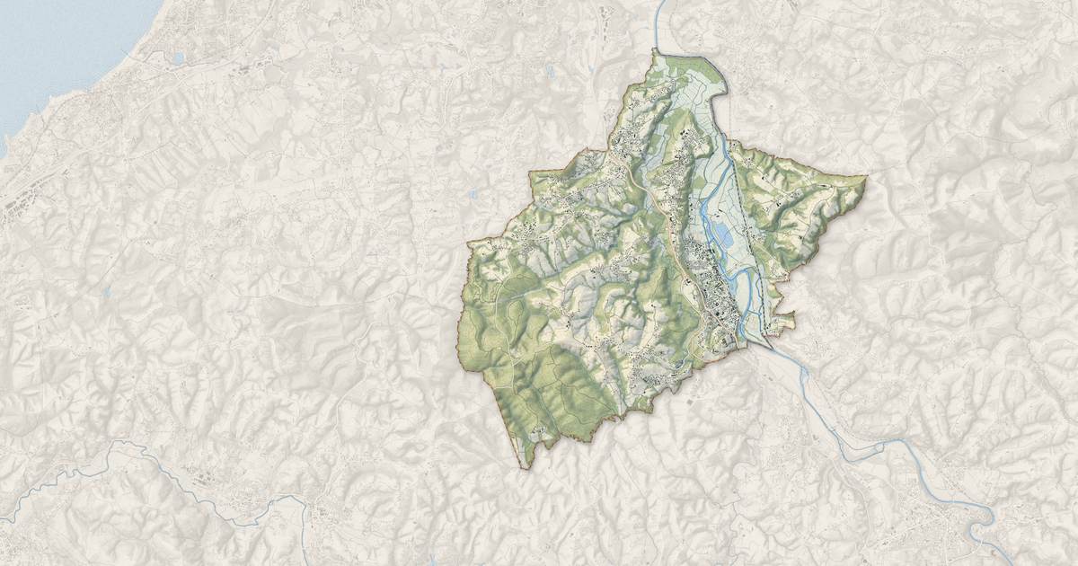 Portrait cartographique de Ustaritz : relief, eau, forêts, bâti et voies, calculés à partir des données de l'IGN