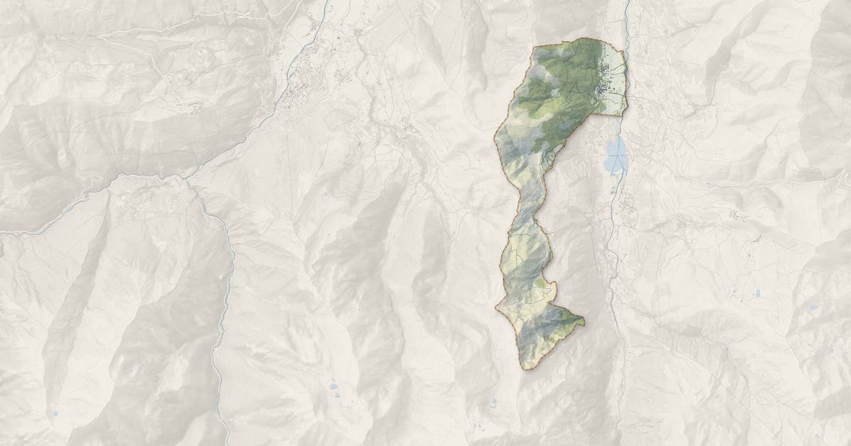 Portrait cartographique de Adervielle-Pouchergues : relief, eau, forêts, bâti et voies, calculés à partir des données de l'IGN