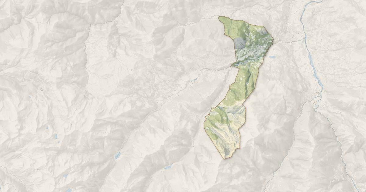 Portrait cartographique de Arras-en-Lavedan : relief, eau, forêts, bâti et voies, calculés à partir des données de l'IGN