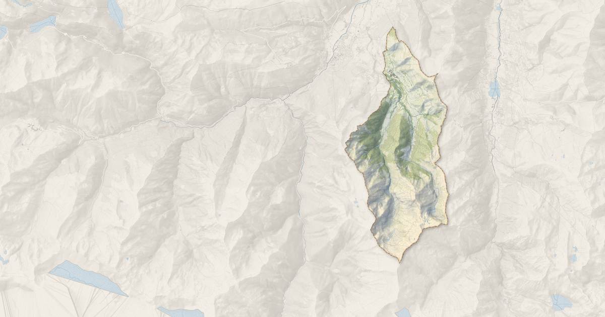 Portrait cartographique de Azet : relief, eau, forêts, bâti et voies, calculés à partir des données de l'IGN