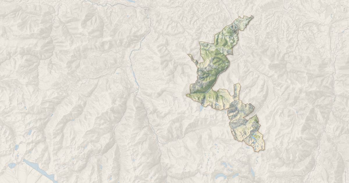 Portrait cartographique de Bagnères-de-Bigorre : relief, eau, forêts, bâti et voies, calculés à partir des données de l'IGN