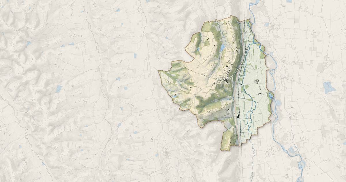 Portrait cartographique de Castelnau-Rivière-Basse : relief, eau, forêts, bâti et voies, calculés à partir des données de l'IGN