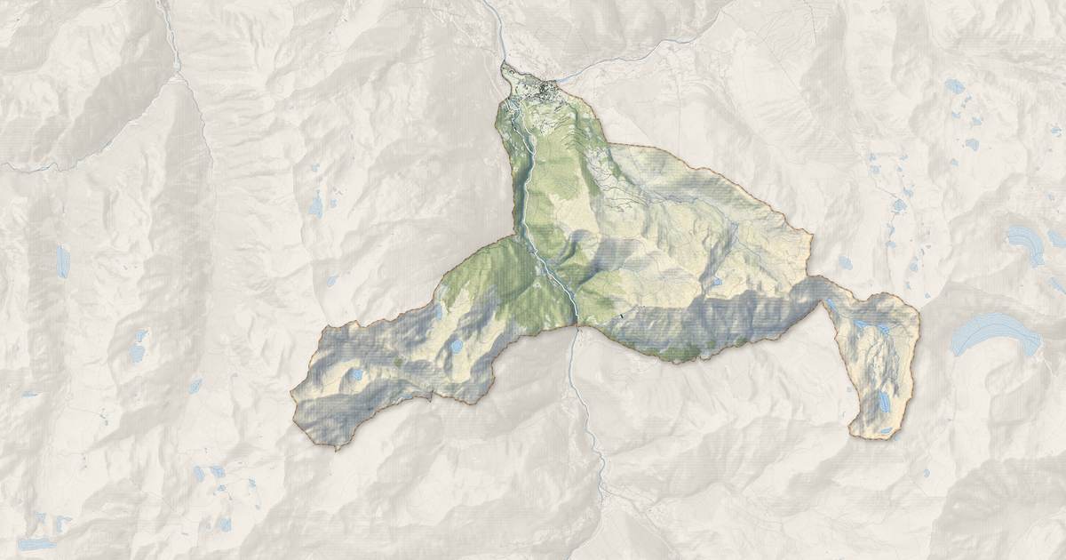 Portrait cartographique de Luz-Saint-Sauveur : relief, eau, forêts, bâti et voies, calculés à partir des données de l'IGN