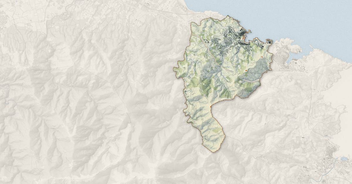Portrait cartographique de Collioure : relief, eau, forêts, bâti et voies, calculés à partir des données de l'IGN