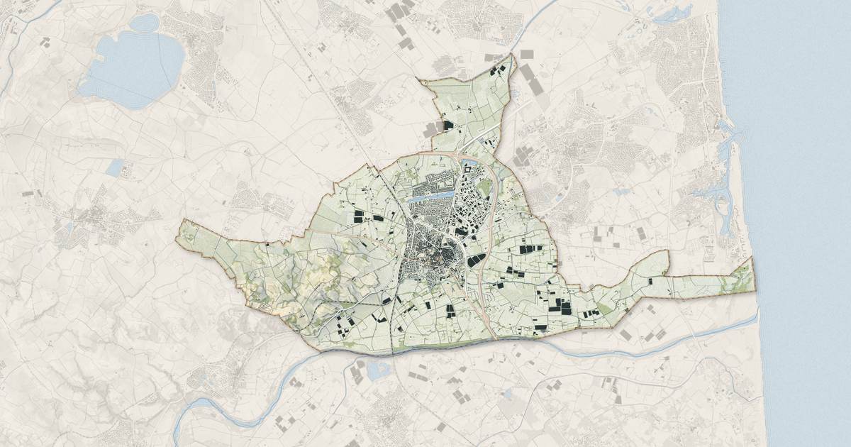 Portrait cartographique de Elne : relief, eau, forêts, bâti et voies, calculés à partir des données de l'IGN