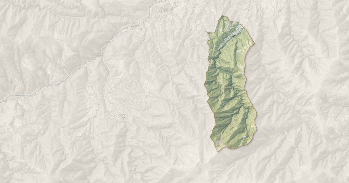 Portrait cartographique de Estoher : relief, eau, forêts, bâti et voies, calculés à partir des données de l'IGN