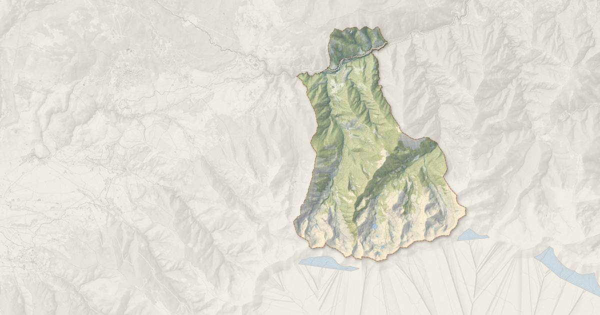 Portrait cartographique de Fontpédrouse : relief, eau, forêts, bâti et voies, calculés à partir des données de l'IGN