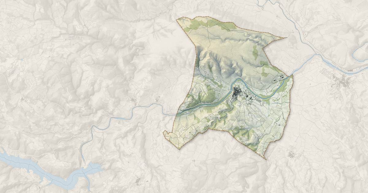 Portrait cartographique de Latour-de-France : relief, eau, forêts, bâti et voies, calculés à partir des données de l'IGN