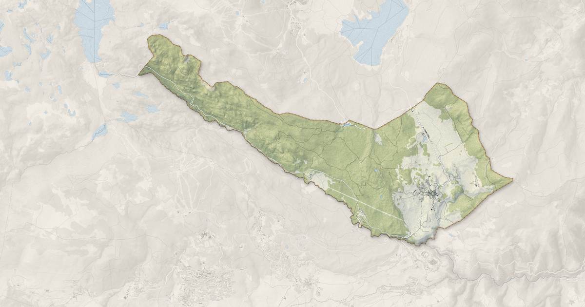 Portrait cartographique de La Llagonne : relief, eau, forêts, bâti et voies, calculés à partir des données de l'IGN