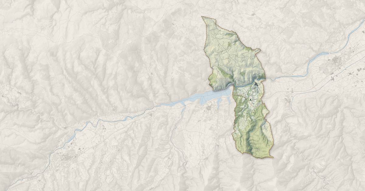 Portrait cartographique de Rodès : relief, eau, forêts, bâti et voies, calculés à partir des données de l'IGN