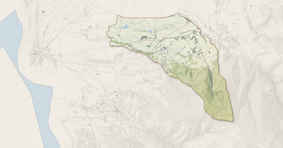 Portrait cartographique de Sainte-Léocadie : relief, eau, forêts, bâti et voies, calculés à partir des données de l'IGN