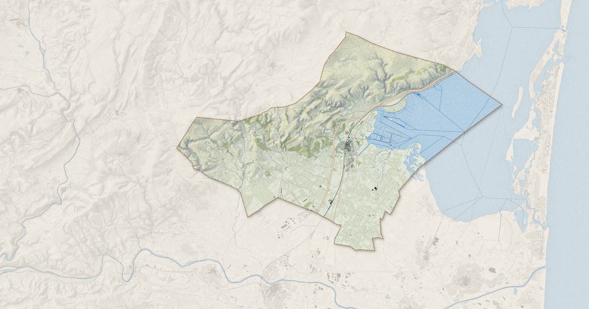 Portrait cartographique de Salses-le-Château : relief, eau, forêts, bâti et voies, calculés à partir des données de l'IGN