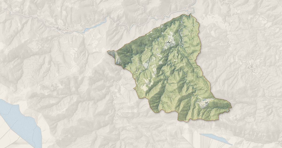 Portrait cartographique de Serralongue : relief, eau, forêts, bâti et voies, calculés à partir des données de l'IGN