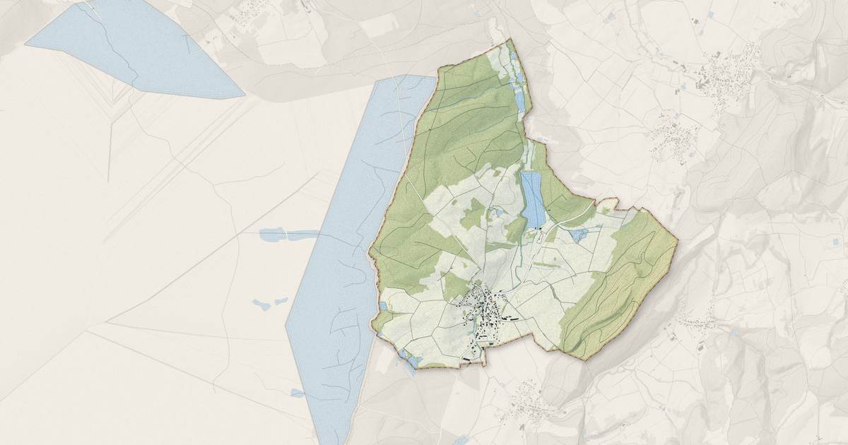Portrait cartographique de Courtavon : relief, eau, forêts, bâti et voies, calculés à partir des données de l'IGN