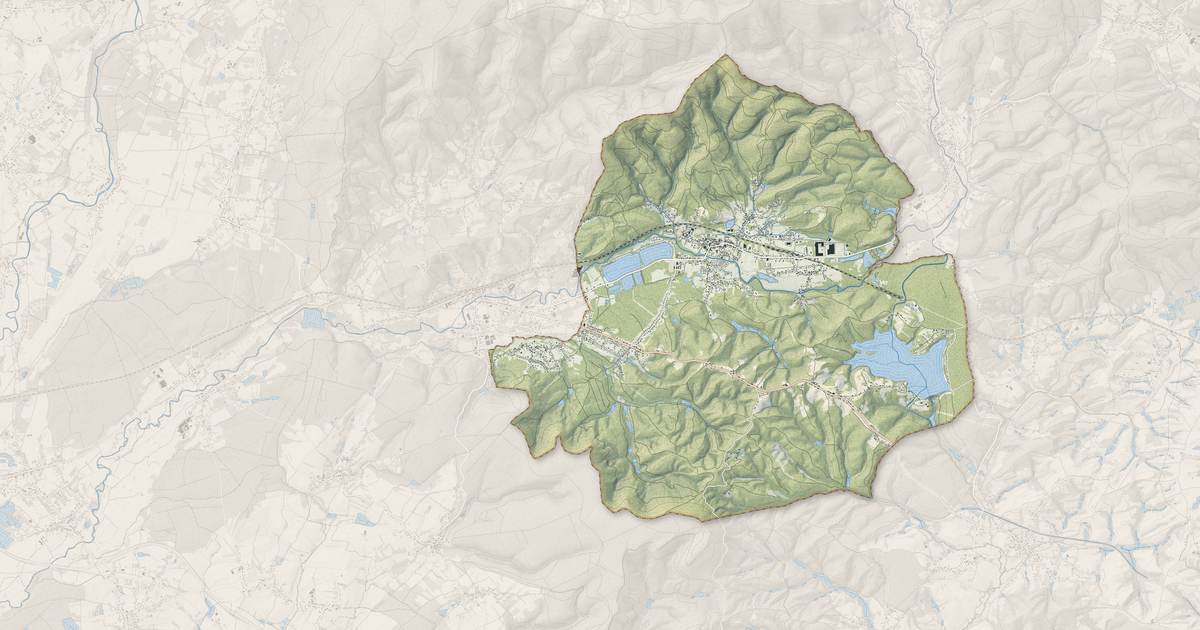 Portrait cartographique de Champagney : relief, eau, forêts, bâti et voies, calculés à partir des données de l'IGN