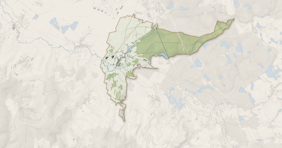 Portrait cartographique de La Chapelle-lès-Luxeuil : relief, eau, forêts, bâti et voies, calculés à partir des données de l'IGN