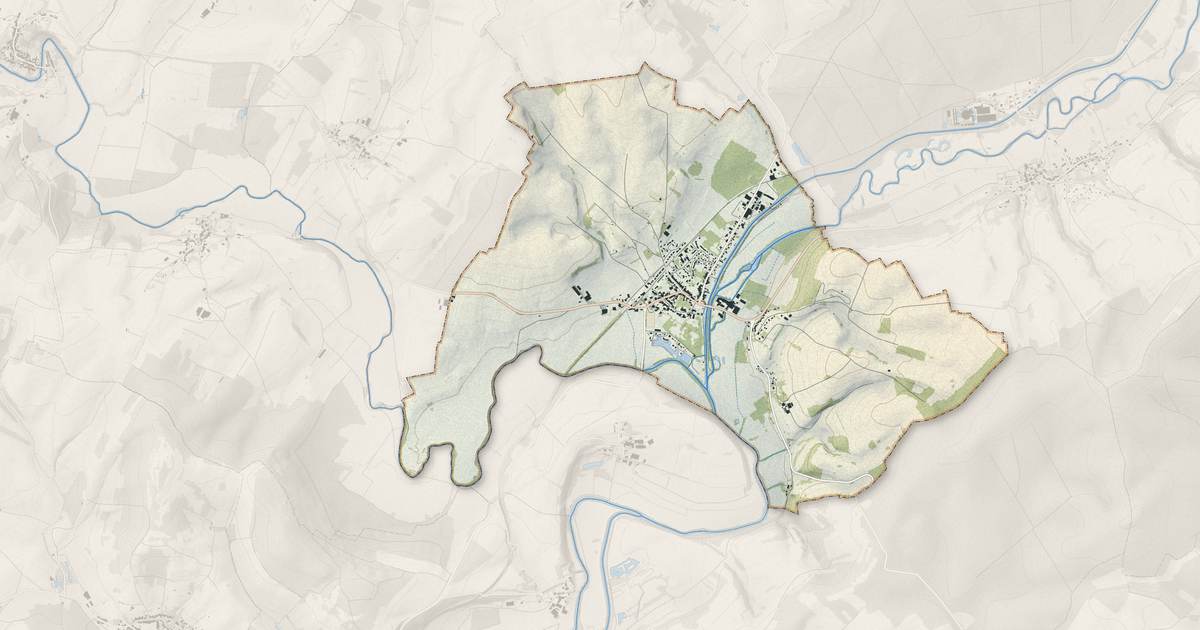 Portrait cartographique de Corre : relief, eau, forêts, bâti et voies, calculés à partir des données de l'IGN