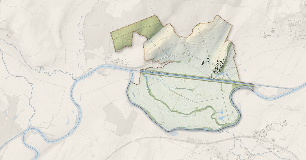 Portrait cartographique de Ferrières-lès-Ray : relief, eau, forêts, bâti et voies, calculés à partir des données de l'IGN