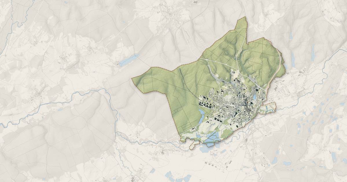 Portrait cartographique de Luxeuil-les-Bains : relief, eau, forêts, bâti et voies, calculés à partir des données de l'IGN