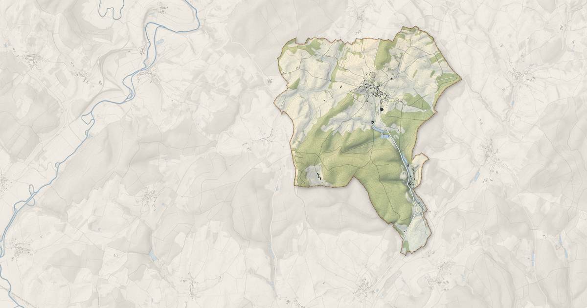 Portrait cartographique de Polaincourt-et-Clairefontaine : relief, eau, forêts, bâti et voies, calculés à partir des données de l'IGN