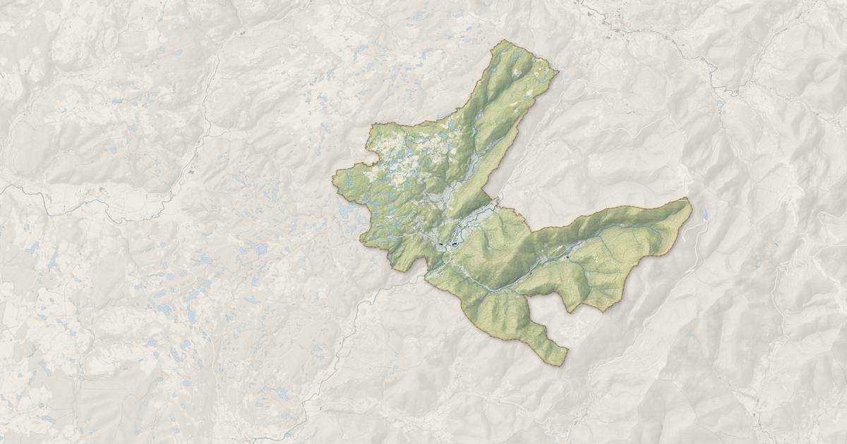 Portrait cartographique de Servance-Miellin : relief, eau, forêts, bâti et voies, calculés à partir des données de l'IGN