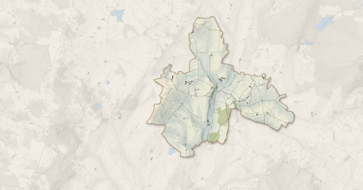 Portrait cartographique de Ballore : relief, eau, forêts, bâti et voies, calculés à partir des données de l'IGN