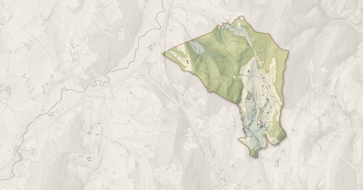 Portrait cartographique de Berzé-le-Châtel : relief, eau, forêts, bâti et voies, calculés à partir des données de l'IGN