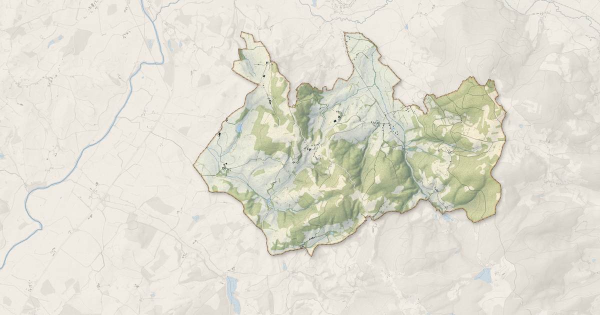Portrait cartographique de La Chapelle-sous-Uchon : relief, eau, forêts, bâti et voies, calculés à partir des données de l'IGN