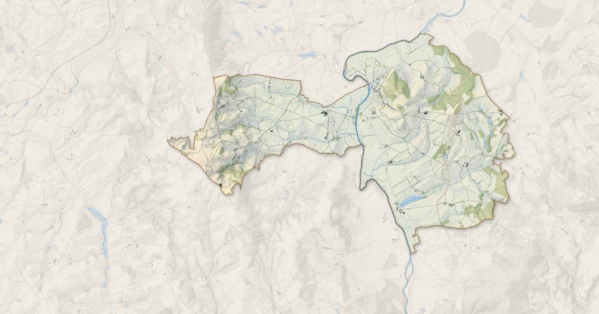Portrait cartographique de Charbonnat : relief, eau, forêts, bâti et voies, calculés à partir des données de l'IGN