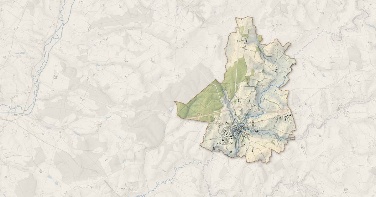 Portrait cartographique de Charolles : relief, eau, forêts, bâti et voies, calculés à partir des données de l'IGN