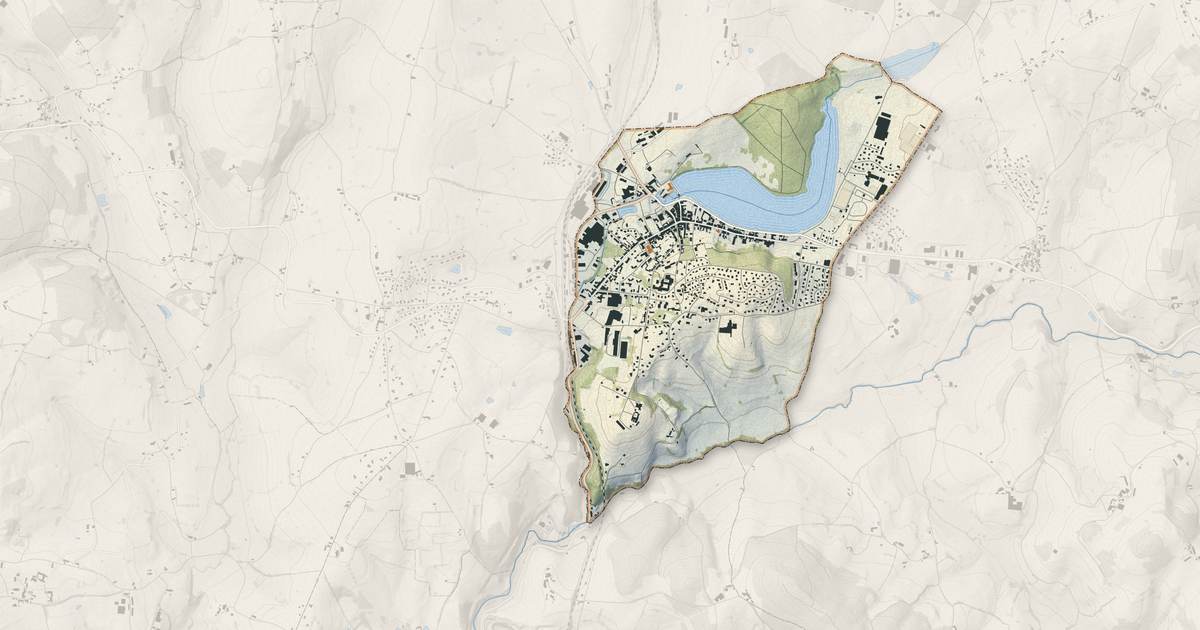 Portrait cartographique de La Clayette : relief, eau, forêts, bâti et voies, calculés à partir des données de l'IGN