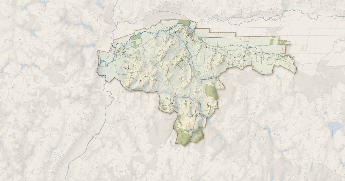 Portrait cartographique de Frangy-en-Bresse : relief, eau, forêts, bâti et voies, calculés à partir des données de l'IGN