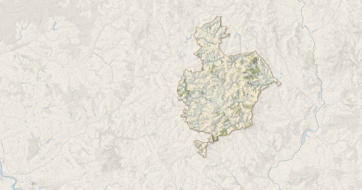 Portrait cartographique de Issy-l'Évêque : relief, eau, forêts, bâti et voies, calculés à partir des données de l'IGN